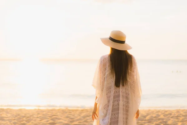 Retrato Bonito Jovem Asiático Mulheres Feliz Sorriso Relaxar Redor Praia — Fotografia de Stock