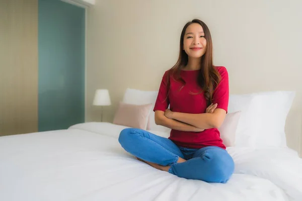 Портрет Красивые Молодые Азиатские Женщины Улыбаются Счастливо Кровати Интерьере Спальни — стоковое фото