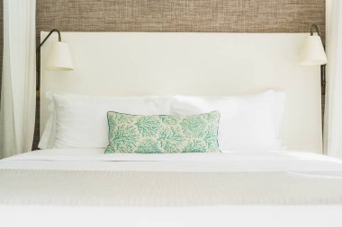 Yatak odasının iç dekorasyonunda beyaz rahat yastık.