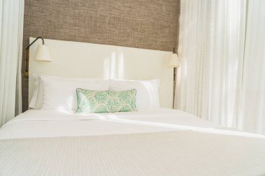 Yatak odasının iç dekorasyonunda beyaz rahat yastık.