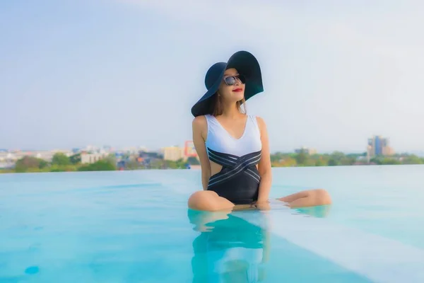 Retrato Bonito Jovem Asiático Mulher Feliz Sorriso Relaxar Redor Piscina — Fotografia de Stock