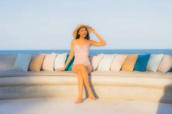 Retrato Hermosa Joven Asiática Mujer Feliz Sonrisa Alrededor Mar Océano — Foto de Stock