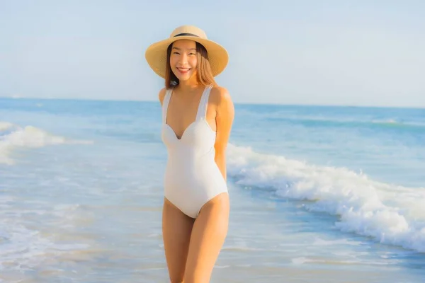 Porträtt Vacker Ung Asiatisk Kvinna Glad Leende Runt Havet Strand — Stockfoto