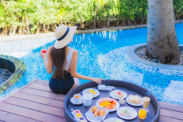 Portrait Belle Jeune Femme Asiatique Sourire Heureux Avec Petit Déjeuner — Photo