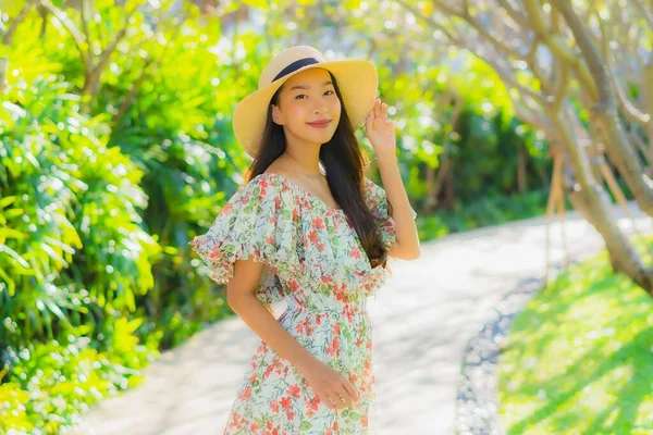 Porträtt Vacker Ung Asiatisk Kvinna Promenader Med Glad Njuta Utomhus — Stockfoto