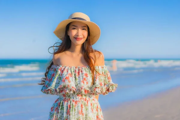 Ritratto Bella Giovane Donna Asiatica Sorriso Felice Rilassarsi Intorno Spiaggia — Foto Stock