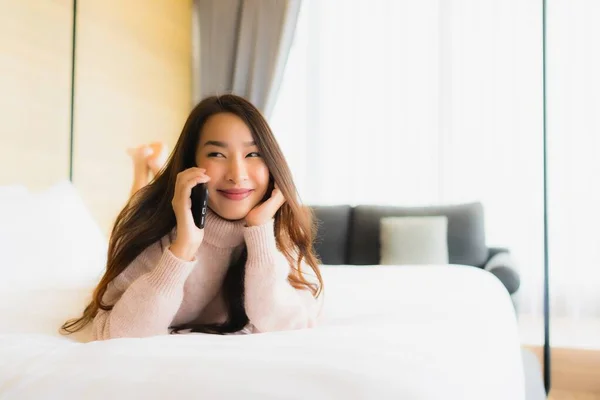 Porträt Schöne Junge Asiatin Mit Kaffeetasse Und Handy Auf Dem — Stockfoto