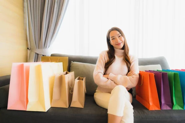 Retrato Hermosa Mujer Asiática Joven Usando Portátil Teléfono Celular Móvil — Foto de Stock