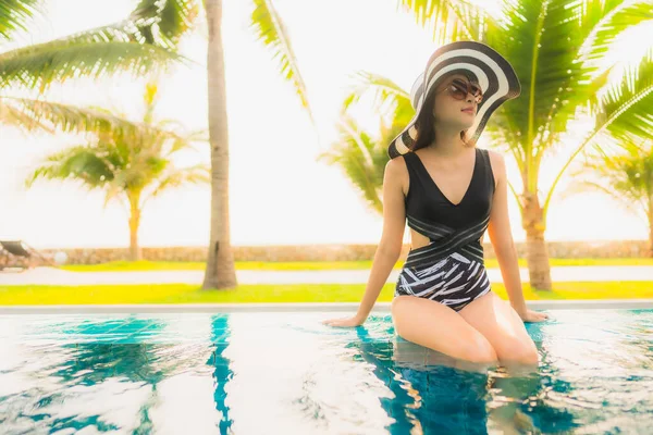 Retrato Bela Jovem Mulher Asiática Relaxar Redor Piscina Livre Hotel — Fotografia de Stock