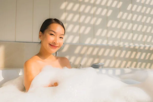 Retrato Joven Asiática Mujer Relajarse Tomar Baño Bañera Para Spa — Foto de Stock