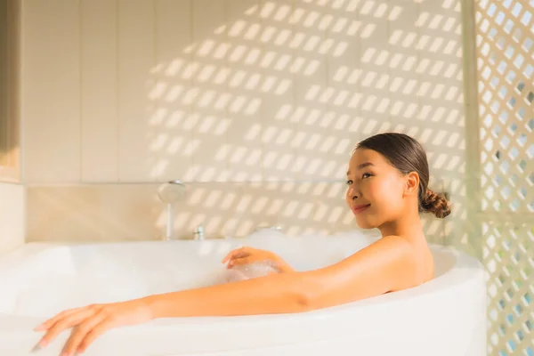 Retrato Joven Asiática Mujer Relajarse Tomar Baño Bañera Para Spa — Foto de Stock
