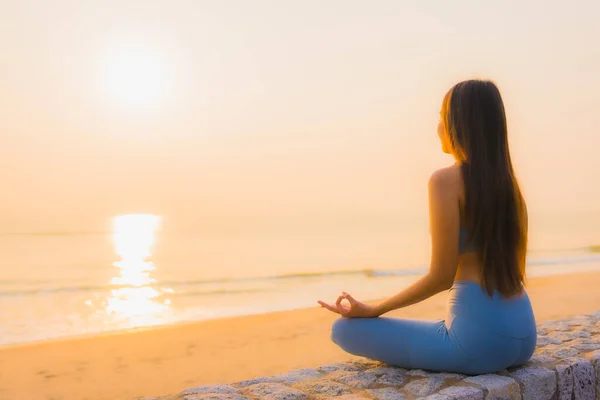 Portré Fiatal Ázsiai Nem Meditáció Körül Tenger Tengerpart Óceán Napkeltekor — Stock Fotó