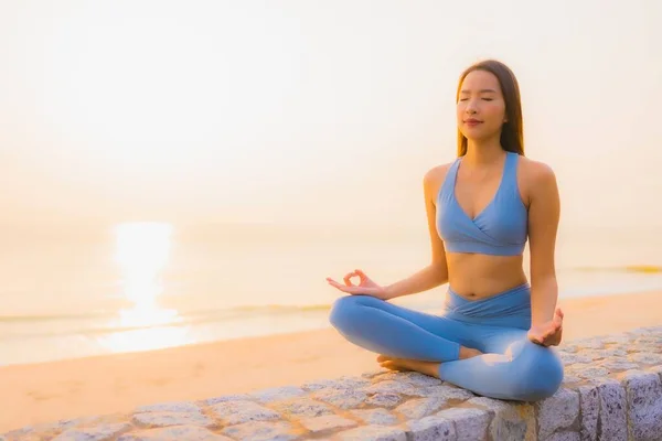 Portré Fiatal Ázsiai Nem Meditáció Körül Tenger Tengerpart Óceán Napkeltekor — Stock Fotó