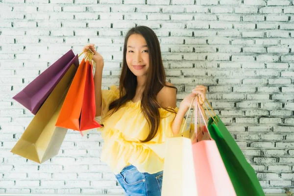Retrato Joven Mujer Asiática Sosteniendo Colorido Bolso Compras Con Sonrisa — Foto de Stock