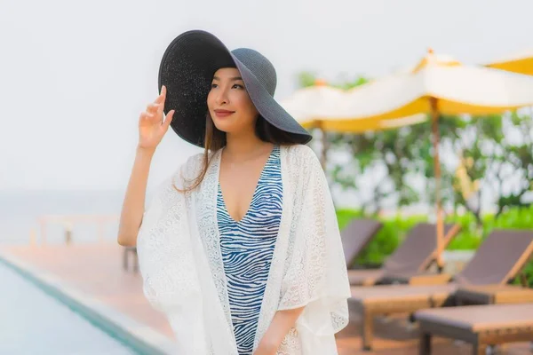 Portrait Jeune Femme Asiatique Sourire Heureux Détendre Autour Piscine Extérieure — Photo