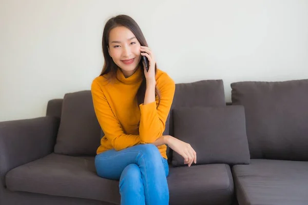 Retrato Joven Mujer Asiática Utilizando Teléfono Móvil Inteligente Sofá Con — Foto de Stock