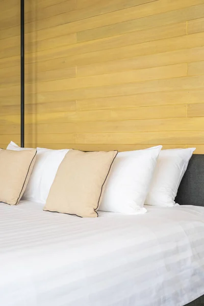 Almofada Confortável Branca Decoração Cama Interior Quarto Cama Resort Hotel — Fotografia de Stock
