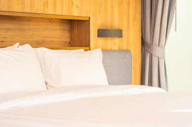 Yatak odasının iç tarafındaki yastıkta lamba var.