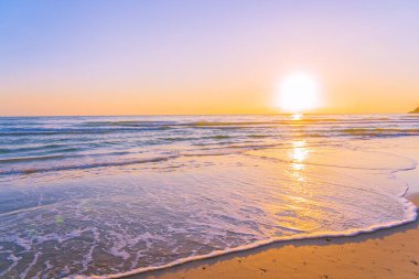 Günbatımlı ya da gün doğumlu güzel tropikal doğa deniz okyanusu