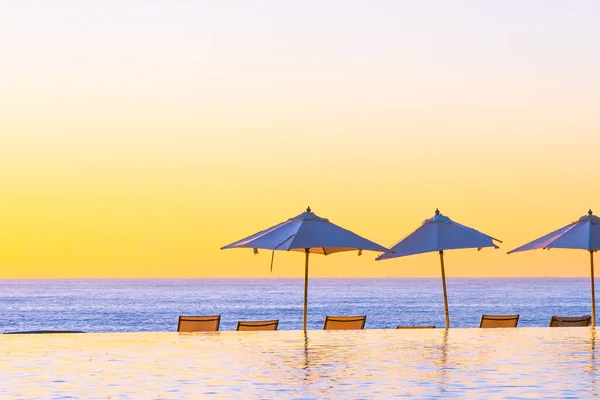 Schöner Tropischer Außenstrand Meer Ozean Mit Sonnenschirm Und Chiar Rund — Stockfoto