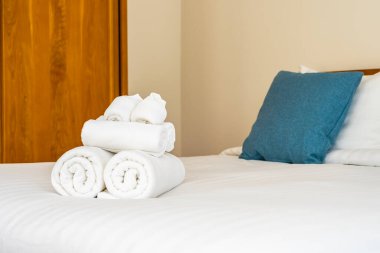 Yatak odasının iç dekorasyonunda beyaz temiz banyo havlusu.