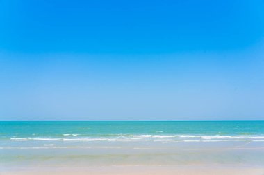 Plaj denizinin güzel tropikal doğası Mavi gökyüzü seyahat tatili için