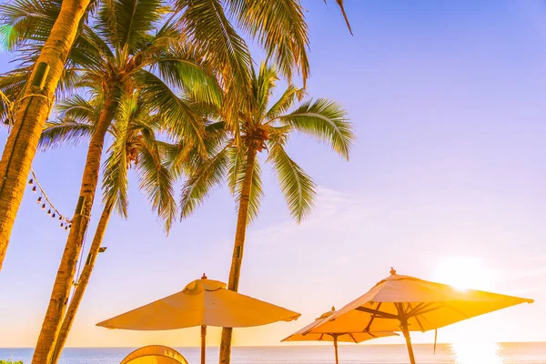 Bella Sedia Sdraio Natura Tropicale Con Palma Intorno Spiaggia Mare — Foto Stock