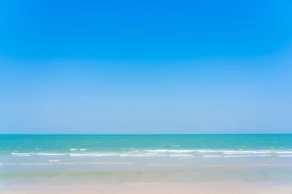 Piękny Tropikalny Charakter Plaży Morze Ocean Błękitnym Niebem Wakacje — Zdjęcie stockowe