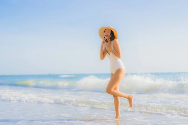 Porträt Schöne Junge Asiatische Frau Glücklich Lächeln Rund Meer Meer — Stockfoto