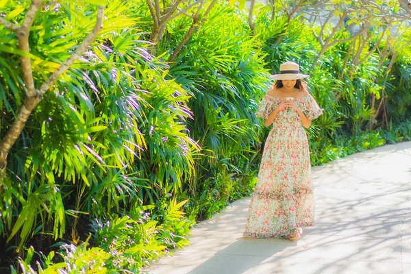 Retrato Hermosa Joven Asiática Mujer Caminando Con Feliz Disfrutar Alrededor — Foto de Stock