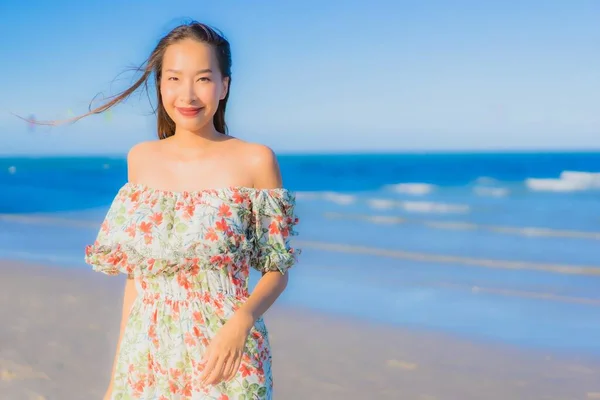 Retrato Hermosa Joven Asiática Mujer Feliz Sonrisa Relajarse Alrededor Tropical — Foto de Stock