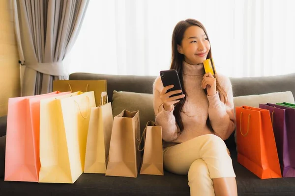 Retrato Hermosa Mujer Asiática Joven Usando Portátil Teléfono Celular Móvil — Foto de Stock