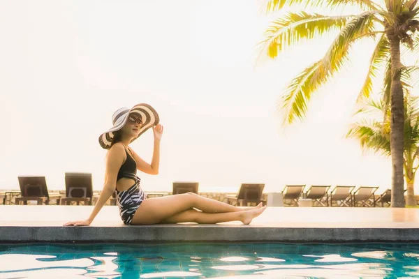 Portrait Belle Jeune Femme Asiatique Détendre Autour Piscine Extérieure Dans — Photo