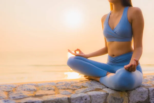 Retrato Jovem Mulher Asiática Fazer Meditação Torno Mar Praia Oceano — Fotografia de Stock