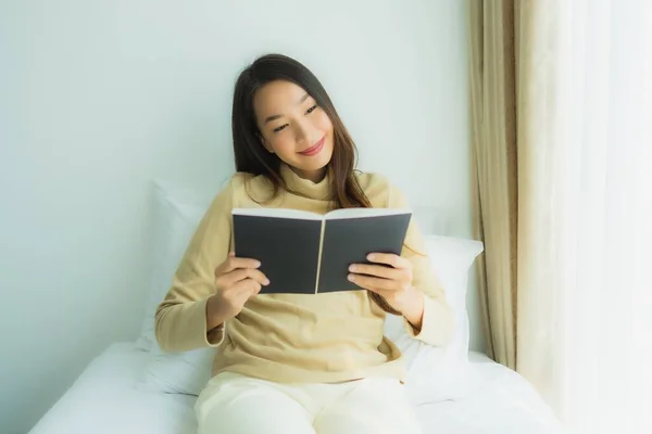 Joven Mujer Asiática Con Taza Café Leer Libro Cama Interior — Foto de Stock