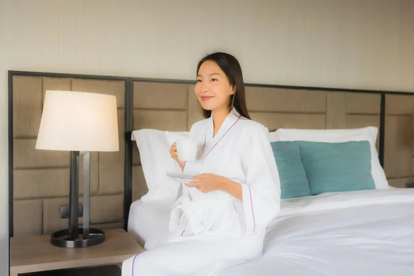 Porträt Schöne Junge Asiatische Frauen Mit Kaffeetasse Auf Dem Bett — Stockfoto