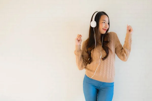 Portrait Schöne Junge Asiatische Frauen Glücklich Genießen Mit Musik Hören — Stockfoto