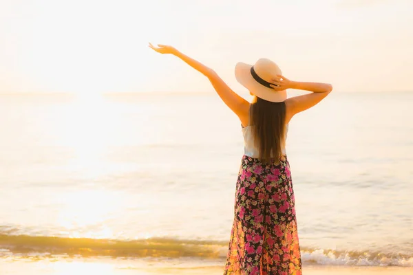 美しい若いアジアの女性の肖像旅行休暇のための日没や日の出の時間にビーチの海の周りにリラックス幸せな笑顔 — ストック写真