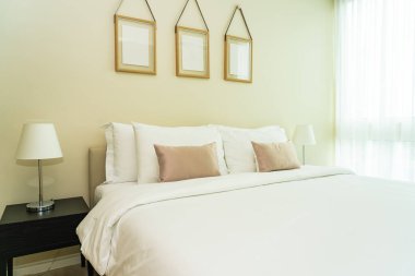 Yatak odasının iç dekorasyonunda beyaz rahat yastık.