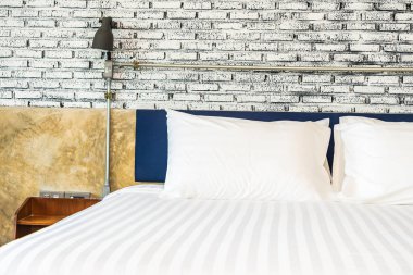 Yatak odasının iç tarafındaki yastıkta lamba var.