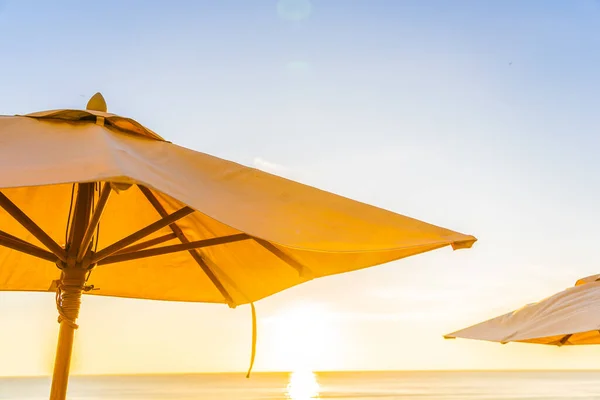 Prachtige Tropische Natuur Parasol Stoel Met Palmboom Rond Strand Zee — Stockfoto