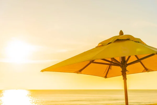 Prachtige Tropische Natuur Parasol Stoel Met Palmboom Rond Strand Zee — Stockfoto