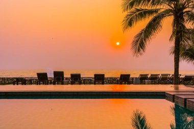 Güzel doğa, açık havuz çevresindeki palmiye ağaçları oteldeki tatil beldesinde, neredeyse deniz kıyısında.