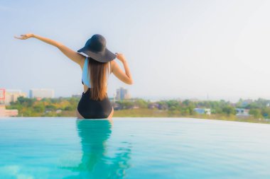 Güzel bir Asyalı kadın portresi. Mutlu bir gülümseme. Otelde yüzme havuzunda rahatla.