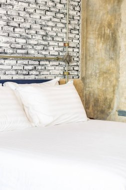 Yatak odasının iç tarafındaki yastıkta lamba var.