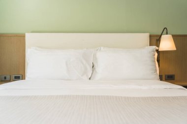 Yatak odasının iç dekorasyonunda beyaz rahat yastık.