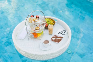 Kahvaltı ve öğleden sonra çay takımı oteldeki havuzda yüzüyor.