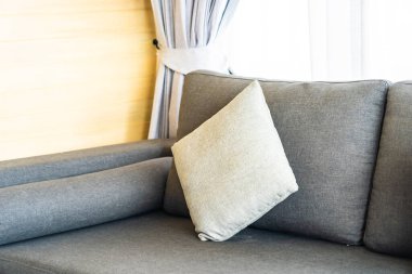 Oturma odasının iç dekorasyonunda yastık var.