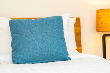 Yatak odasının iç dekorasyonunda beyaz rahat yastık.