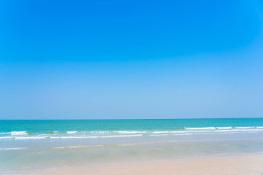 Plaj denizinin güzel tropikal doğası Mavi gökyüzü seyahat tatili için